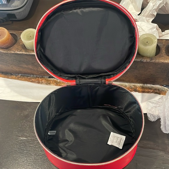 4 Large Totes and 1 very large make up Round case - Picture 14 of 16